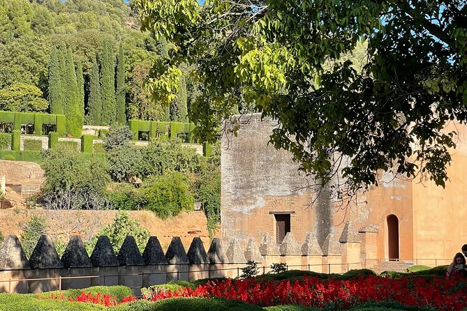 2-Hour Guided Tour of Alhambra Gardens and Alcazaba in Granada - Forty minutes inside the Alcazaba