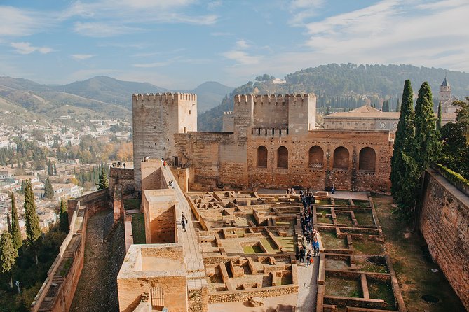 Alhambra and Generalife Skip-the-Line Ticket with Guide - What this Alhambra tour really includes