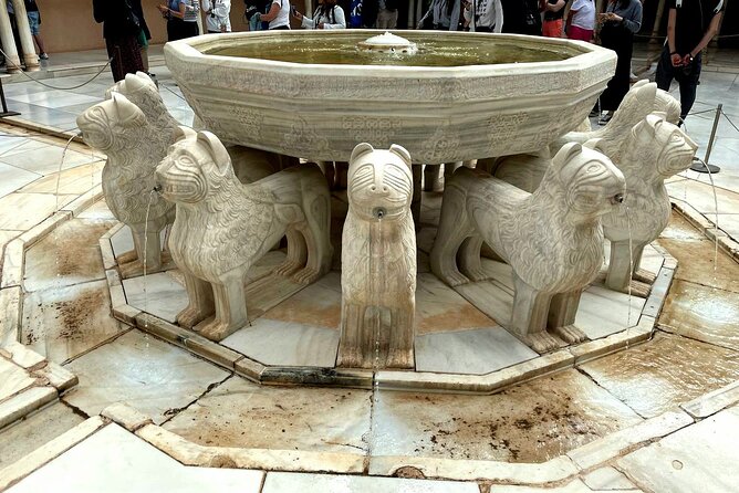 Alhambra and Nasrid Palaces Guided Tour with Tickets - Why the Alhambra works best with a guide