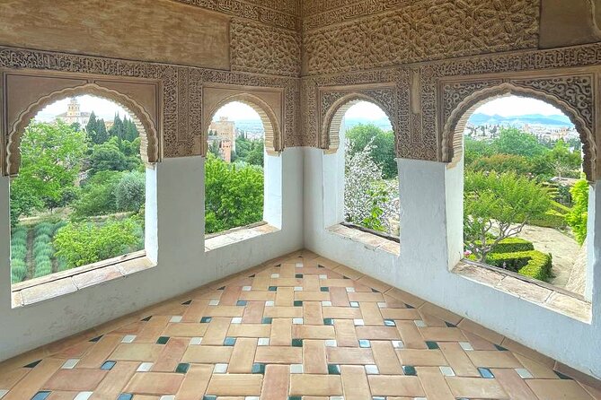 Alhambra and Nasrid Palaces Guided Tour with Tickets - The Alcazaba: ruins with a military purpose