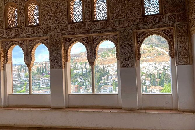 Alhambra and Nasrid Palaces Guided Tour with Tickets - The Generalife gardens and the best views