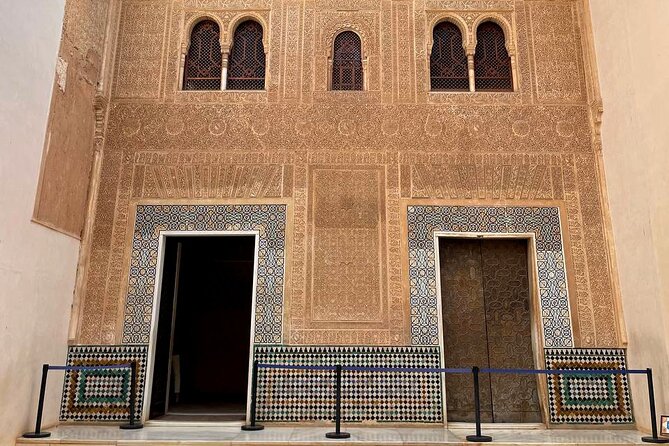 Alhambra and Nasrid Palaces Guided Tour with Tickets - What the guide adds to the experience