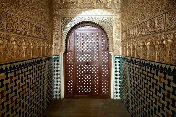 Alhambra and Nasrid Palaces Guided Tour with Tickets - Small group, private tour, or independent visit