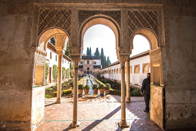 Alhambra and Nasrid Palaces Private Sensory Tour - Time, entry, and the important schedule mismatch