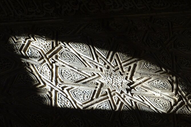 Alhambra and Nasrid Private Walking Tour with Food Tasting - Palace of Charles V, a Renaissance interruption