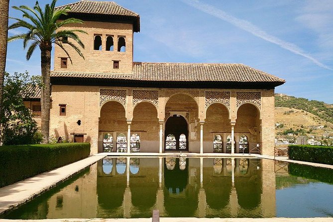 Alhambra &Charles Palace Guided Tour with Optional Nasrid Palaces - The surroundings-only option