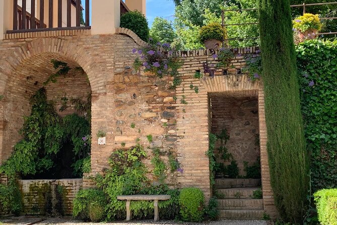 Alhambra: Complete Guided Tour with Nasrid Palaces Tickets - Meeting point, walking, and practical planning