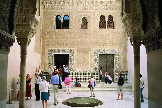 Alhambra Complete: Ticket Skip-the-Line Nasrid Palace and Generalife with Guide - Why the Alhambra works best with a guide