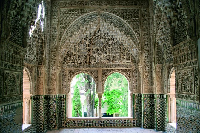 Alhambra Complete: Ticket Skip-the-Line Nasrid Palace and Generalife with Guide - Generalife: royal rest among water and gardens