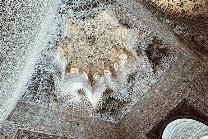 Alhambra Experience – Explore Nasrid Palaces & Generalife Gardens - Stop one: getting your bearings inside the Alhambra