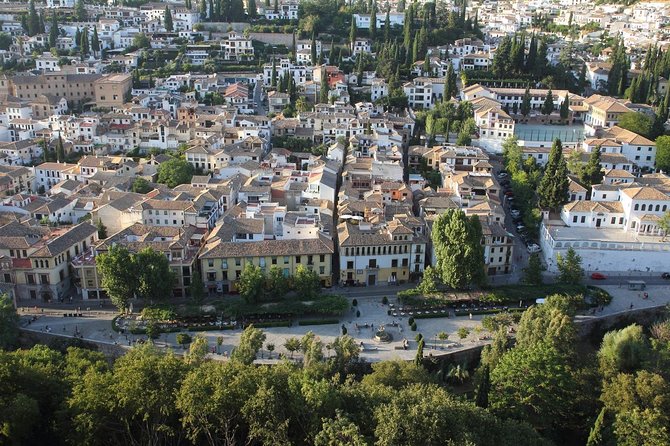 Alhambra & Generalife: Exclusive 3-Hour Private Tour with Tickets Included - Courtyards, water, and the Patio de los Arrayanes