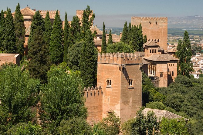 Alhambra & Generalife: Exclusive 3-Hour Private Tour with Tickets Included - Carlos V Palace and the changing Alhambra