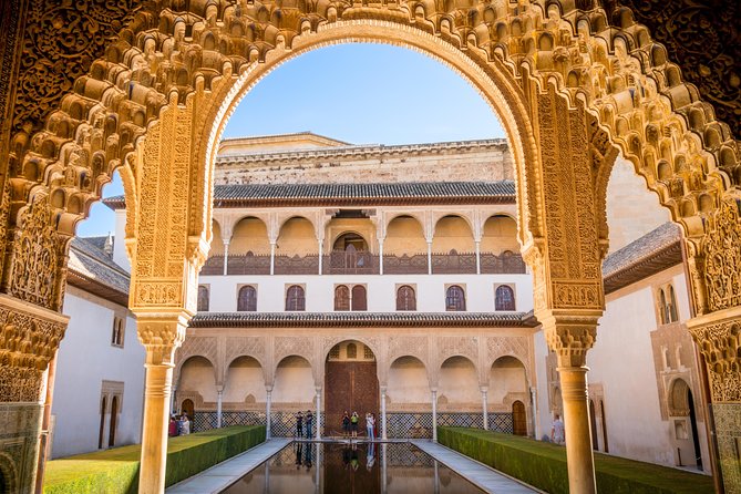 Alhambra & Generalife: Exclusive 3-Hour Private Tour with Tickets Included - Starting at the Patronato entrance