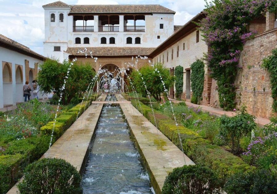 Alhambra & Generalife: Exclusive 3 hours Private Tour - Meeting Your Guide at the Main Entrance