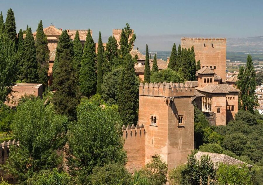 Alhambra & Generalife: Exclusive 3 hours Private Tour - Generalife Gardens and Open-Air Relief