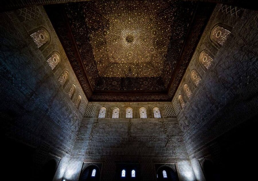 Alhambra & Generalife: Exclusive 3 hours Private Tour - Palace of Carlos V and a Change in Style