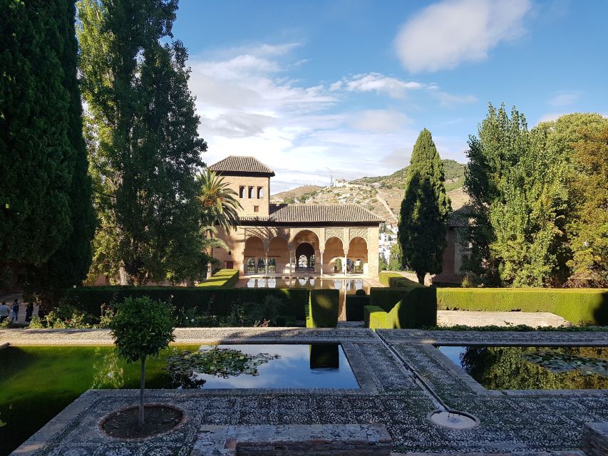 Alhambra: Generalife Gardens & Alcazaba Fast-Track Tour - Key points to know before booking