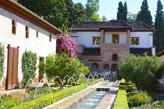Alhambra, Generalife & Nasrid Palaces Guided Tour in Granada - Generalife Gardens and Granada Views