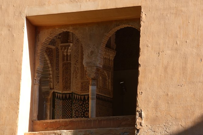 Alhambra & Generalife Skip the Line Premium Tour including Nasrid Palaces - Languages, pacing, and hearing the guide