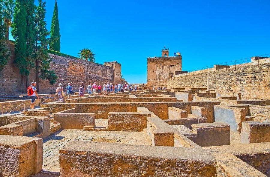 Alhambra Guided Tour with Fast-Track Entry - Fast-track entry and meeting-point planning