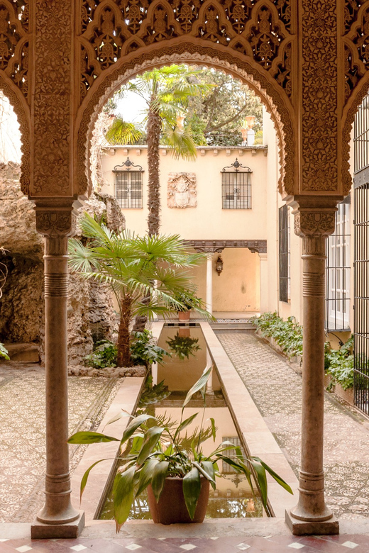 Alhambra & Nasrid Palace: Private Tour with Tickets - The Nasrid Palaces: the tour’s essential section