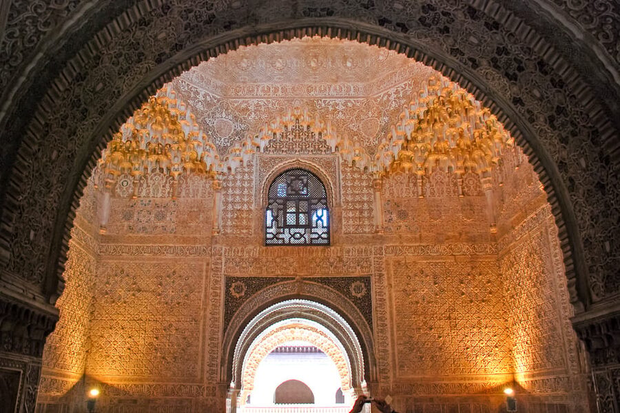 Alhambra & Nasrid Palace: Private Tour with Tickets - Generalife gardens: a quieter royal retreat