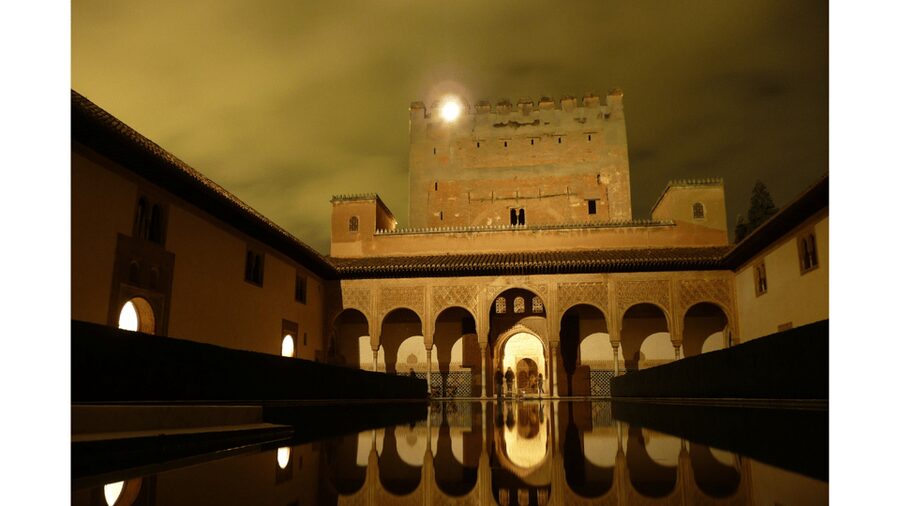 Alhambra: Nasrid Palaces Guided Night Tour without tickets - Who should book this evening tour?