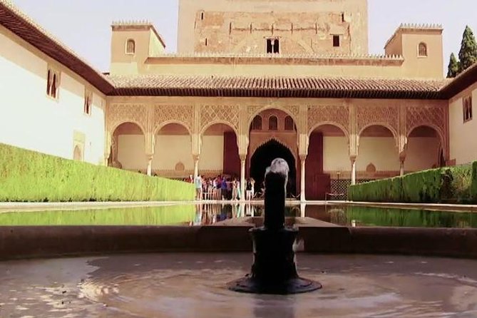 Alhambra Private/Small Group Tour & Nasrid Palaces Skip the Line - Palace of Carlos V: a powerful change of style