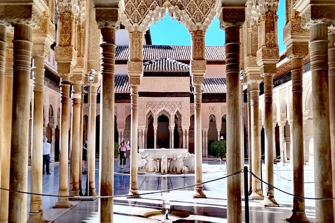 Alhambra Private Tour: Nasrid Palaces and Generalife - Reading the Nasrid Palaces With a Guide