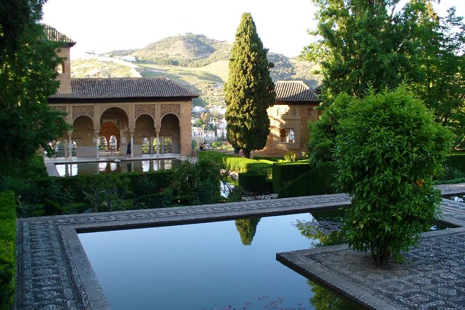 Alhambra Skip-the-Line Guided Tour - Forty minutes among the Generalife gardens