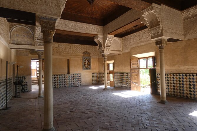 Alhambra Skip the Line Premium Guided Tour - Generalife gardens and the sultans’ retreat