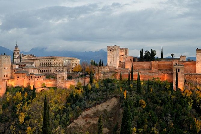 Alhambra: Skip-the-Line to Nasrid Palaces & Generalife - Entering the Alhambra with a guide