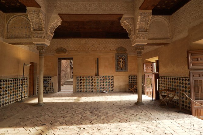 Alhambra: Small Group Tour with Local Guide & Admission - The Nasrid Palaces, the tour’s main event