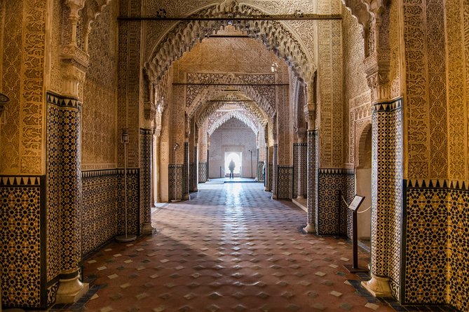 Alhambra: Small Group Tour with Local Guide & Admission - Palace of Charles V in ten minutes