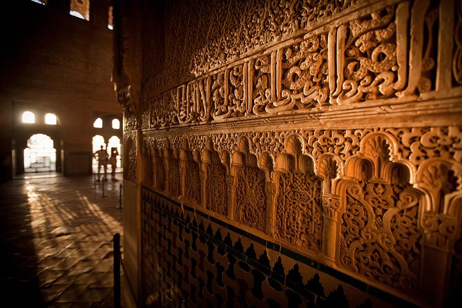 Alhambra: Small Group Tour with Local Guide & Admission - The Alcazaba fortress in twenty minutes