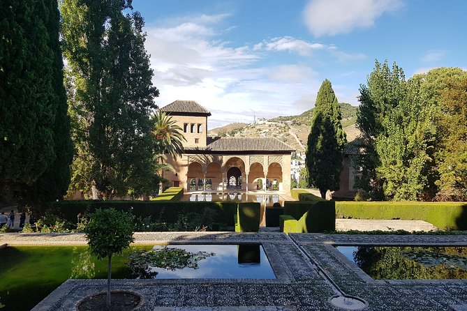 Alhambra Tour :Generalife Gardens ,Palaces and towers.Skiptheline - A broad introduction to the Alhambra in three hours