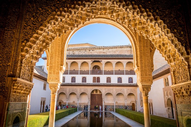 Alhambra Tour & ticket: Nasrid Palaces, Alcazaba & Generalife - Three hours, one ticket, and a useful route