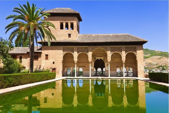 Alhambra: tour with Generalife and Alcazaba. Admission not included - The ticket issue requires careful planning