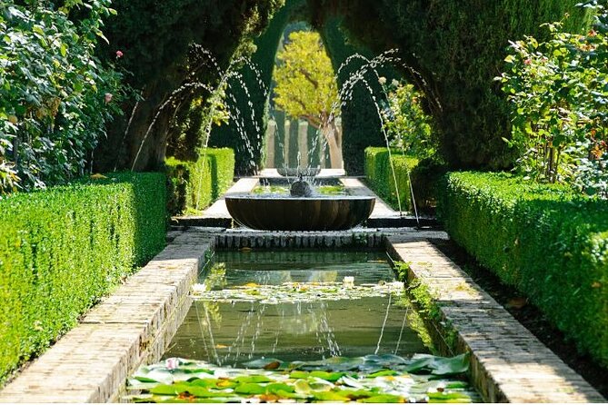 Alhambra: tour with Generalife and Alcazaba. Admission not included - Guides, group size, and the feel of the visit