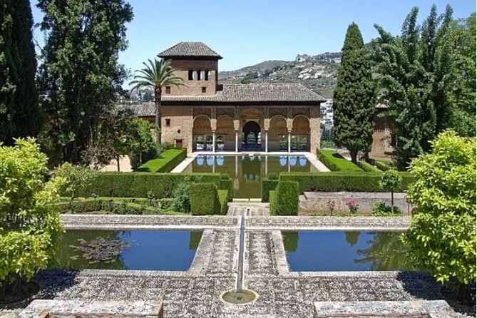 Alhambra: tour with Nasrid Palaces. Admission not included - Timing, meeting point, and group size