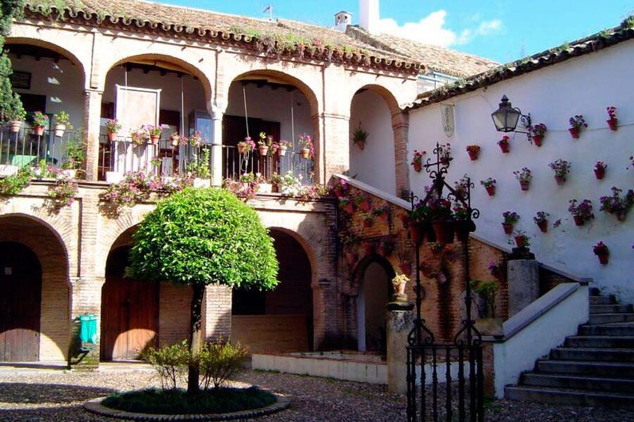 Cordoba Highlights Full-Day Tour from Granada - Seeing the Alcázar and Córdoba’s changing architecture