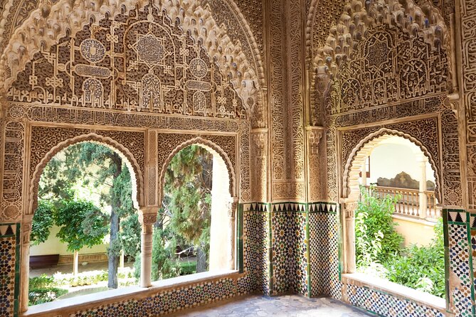 Exclusive Private Alhambra Tour with a Historian - Carlos V Palace and the old Medina