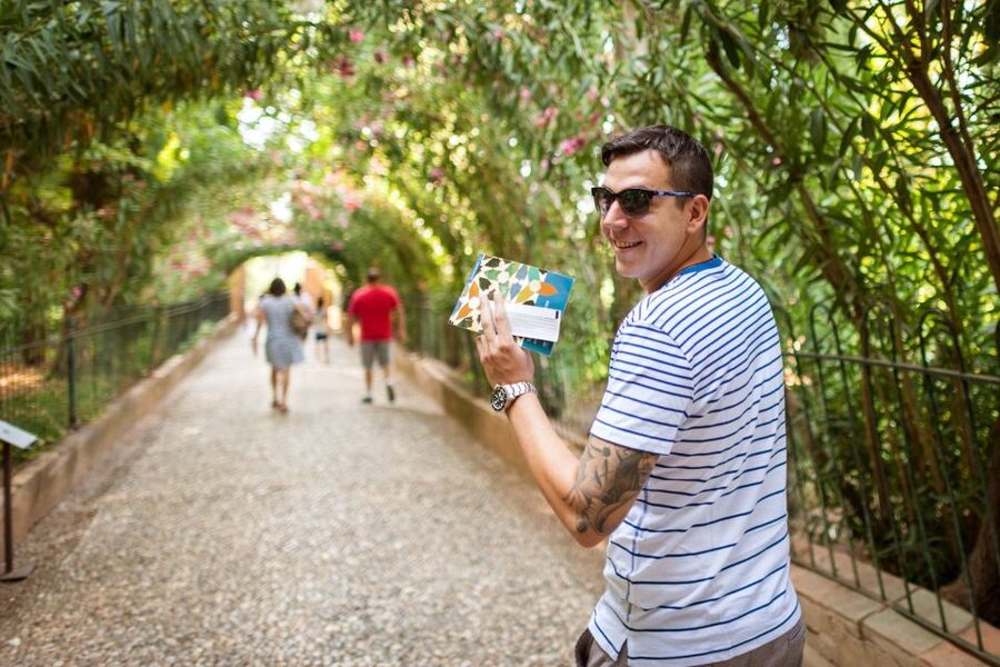 Fast-Track Alhambra & Nasrid Palaces Guided Tour - Languages, group pace, and guide quality
