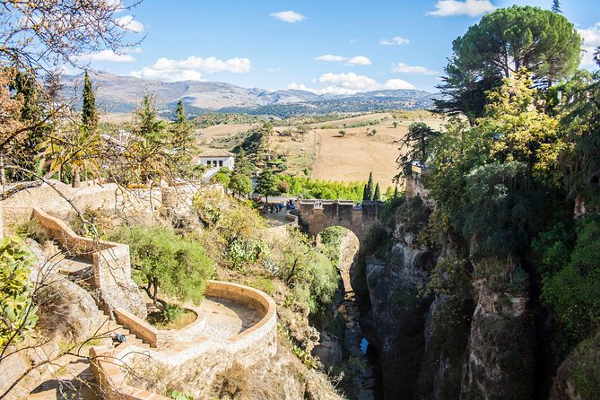 From Granada: Premium Ronda Trip & Guided Highlights Experience - Meeting in central Granada at 9:00 am