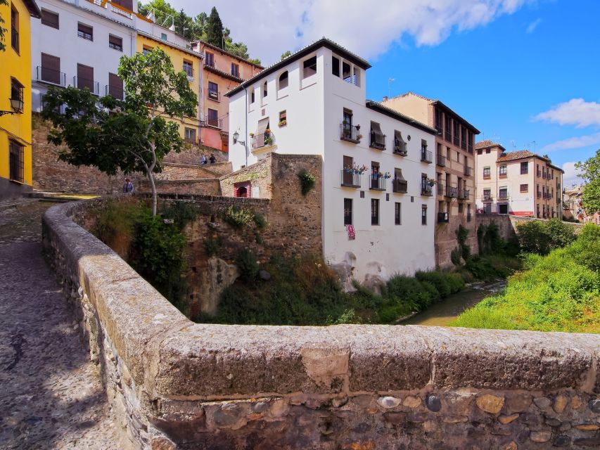 Granada: 2hour Tour of The Albaicín & Sacromonte Premium - The narrow streets are part of the experience