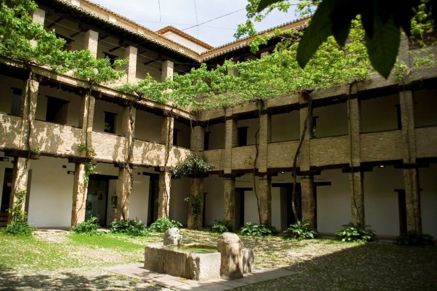 Granada Albaicín: 2.5-Hour Tapas & Drinks Walking Tour - Key points to know before booking