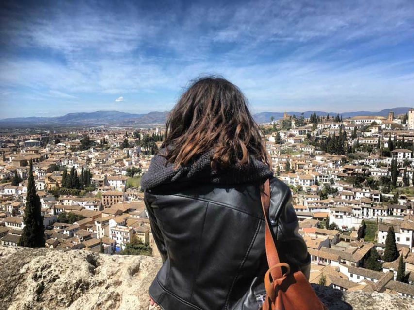 Granada Albaicín: 2.5-Hour Tapas & Drinks Walking Tour - Walking through Moorish lanes and old Granada