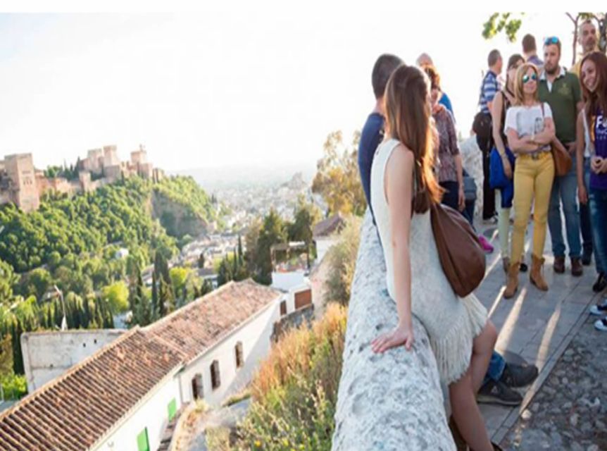 Granada: Albaicín and Sacromonte 2.5-Hour Walking Tour - Old gates, walls, and Granada’s early defenses