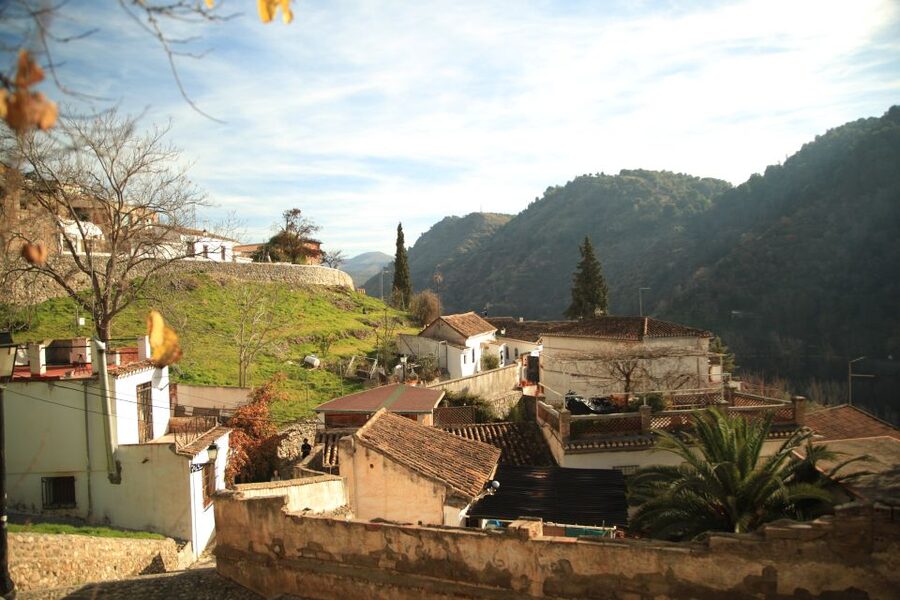 Granada: Albaicin and Sacromonte E-Bike Tour - Sacromonte, cave homes, and flamenco traditions