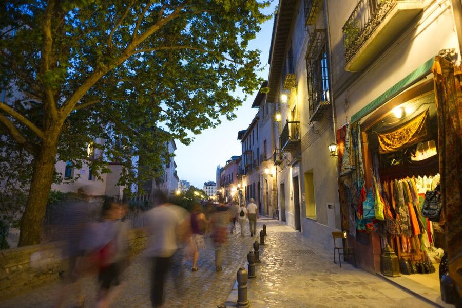 Granada: Albaicin and Sacromonte Evening Walking Tour - Arco de las Pesas and Plaza Larga